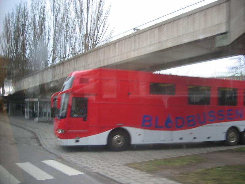 februari 2008 061.jpg - Vi åker förbi blodbussen!